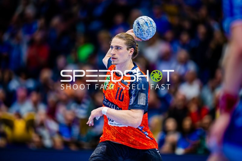 Ein Spieler der Rhein Neckar Löwen wirft den Ball.