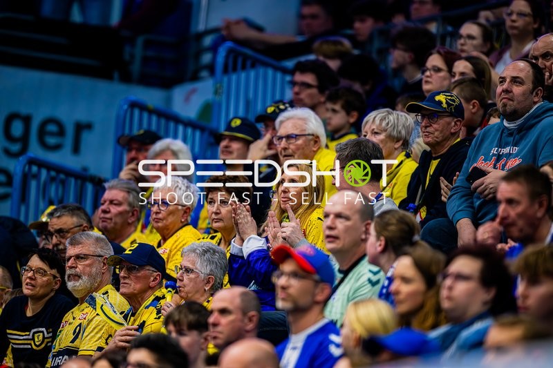 Zuschauer schauen gespannt das Spiel.