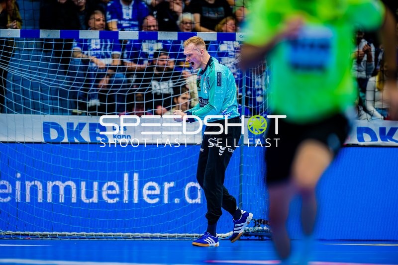 Der Torwart in türkisem Trikot freut sich jubelnd.