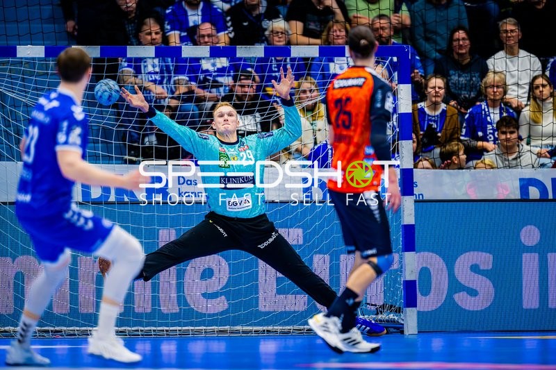 Torversuch des VfL Gummersbach-Spielers gegen den Rhein Neckar Löwen-Torwart.