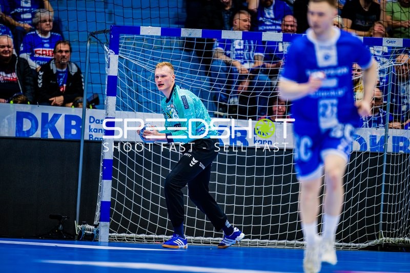 David Späth von den Rhein-Neckar Löwen hält den Ball im Torraum.