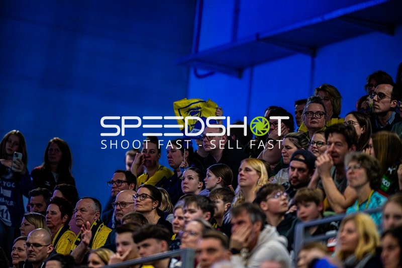 Zuschauer zeigen ihre Unterstützung während des Spiels.