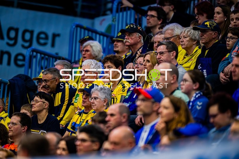 Zuschauer betrachtet das Spiel