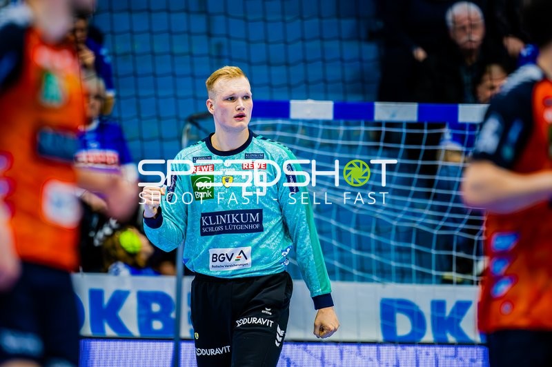 Torwart von Rhein Neckar Löwen zeigt eine kämpferische Geste.