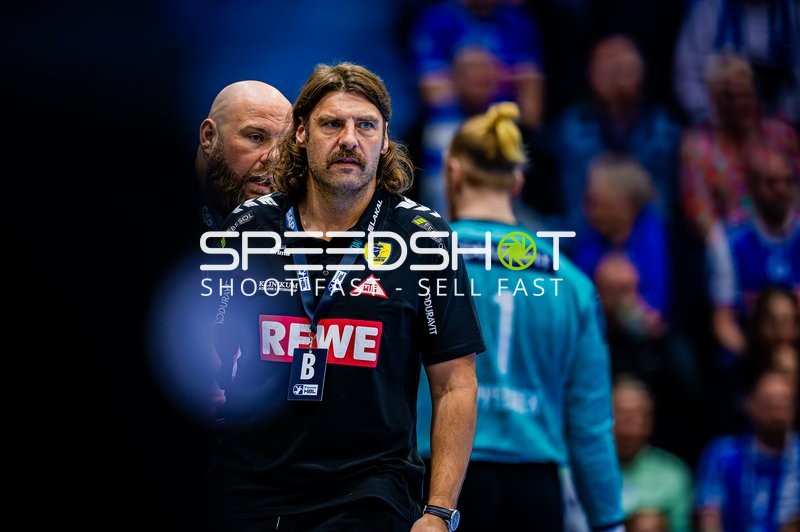 Trainer Sebastian Hinze von den Rhein-Neckar Löwen bereitet sich vor dem Spiel vor.
