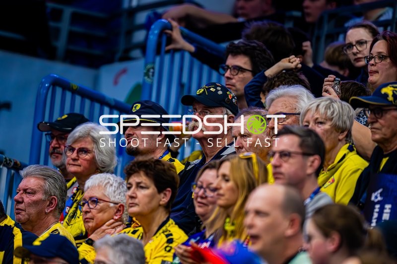 Zuschauer beobachten das Spiel