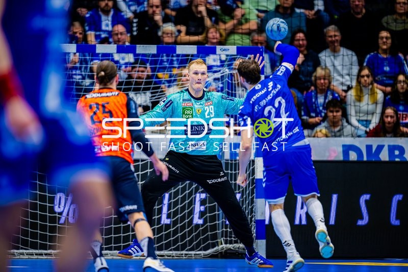 Ein Spieler von VfL Gummersbach versucht ein Tor gegen den Torwart der Rhein-Neckar Löwen zu erzielen.