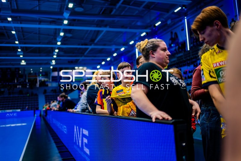 Zuschauer warten auf Spieler zum Autogramme sammeln