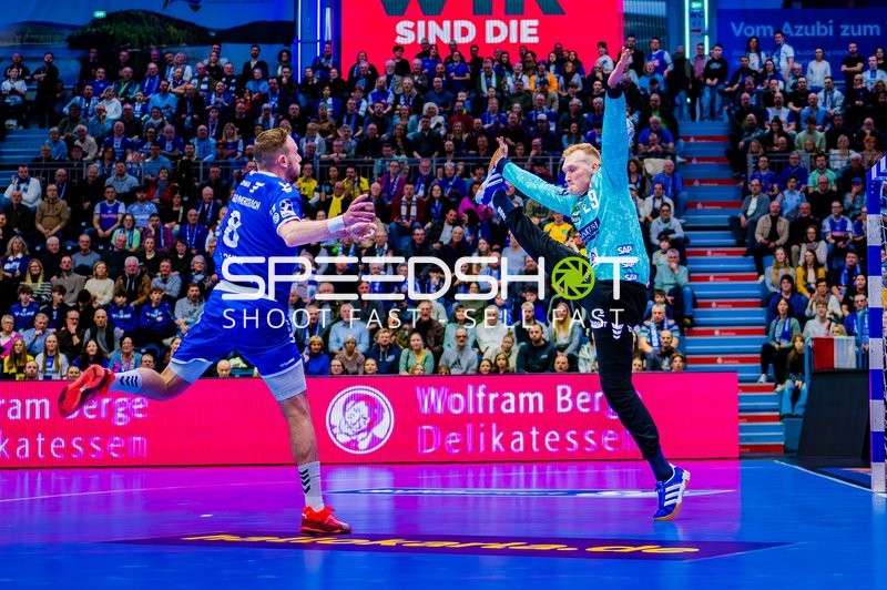 Ein Spieler des VfL Gummersbach versucht, ein Tor zu werfen, während der Torwart der Rhein-Neckar Löwen zu verteidigen versucht.