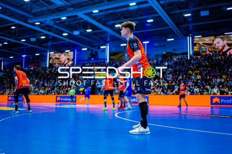 Ein Spieler der Rhein-Neckar Löwen in Ballbesitz auf dem Spielfeld.