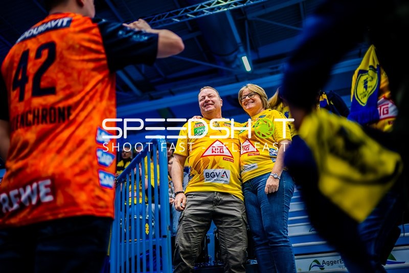 Fan posiert mit Spielern