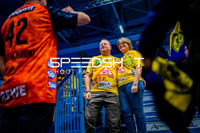 Ein Spieler der Rhein-Neckar Löwen posiert mit zwei Fans.