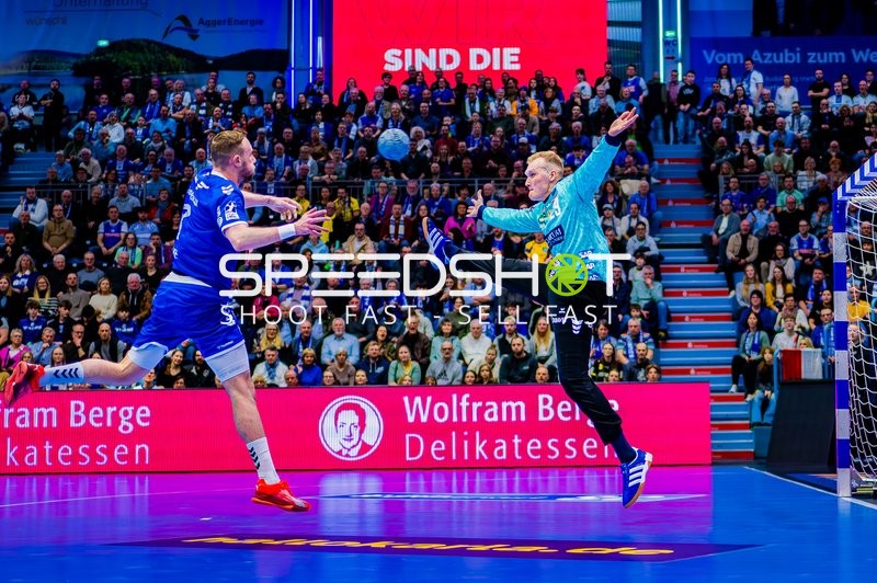 Torwurf eines Spielers von VfL Gummersbach gegen den Torhüter der Rhein-Neckar Löwen.