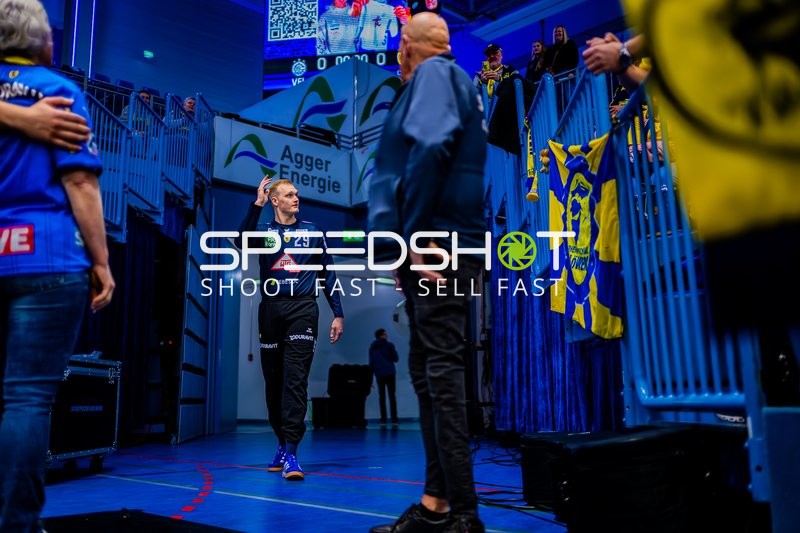 Ein Spieler vom VfL Gummersbach betritt das Spielfeld, während Fans applaudieren.