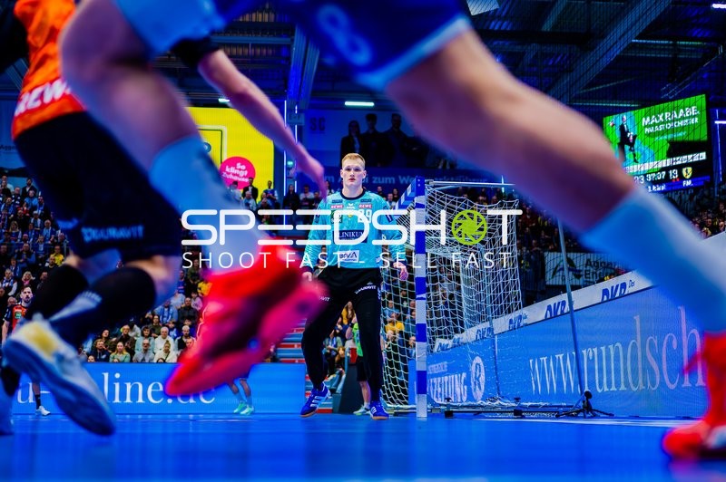 Ein Spieler von VfL Gummersbach greift an, während David Späth von den Rhein-Neckar Löwen im Tor steht.