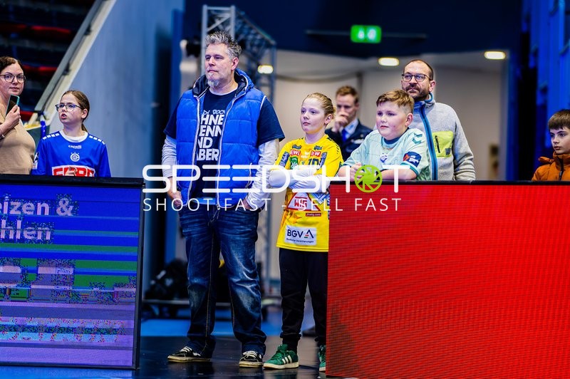 Fans versammeln sich im Stadion.