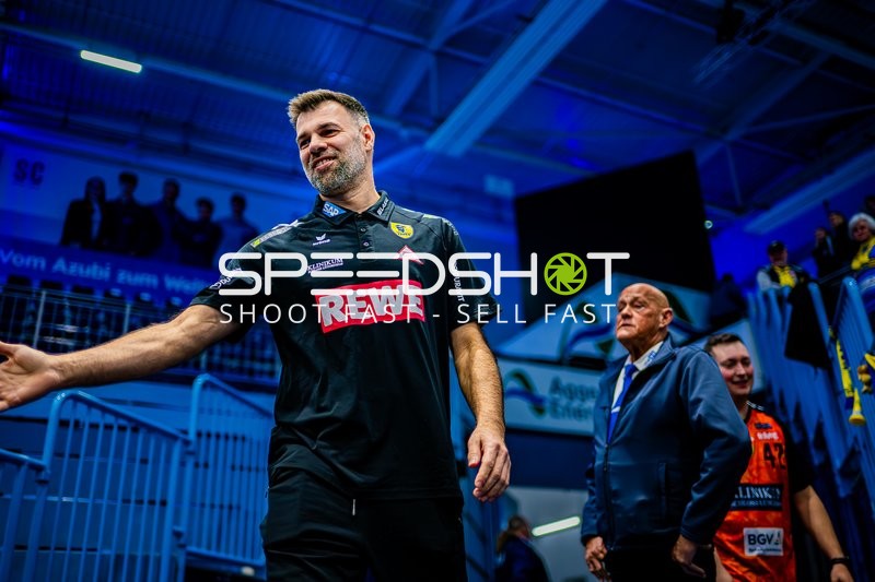 Ein Trainer der Rhein-Neckar Löwen gibt vor dem Spiel Anweisungen.