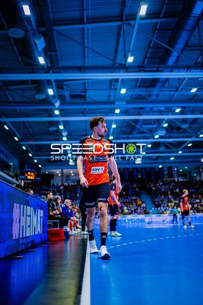 Ein Spieler der Rhein-Neckar Löwen betritt das Spielfeld.