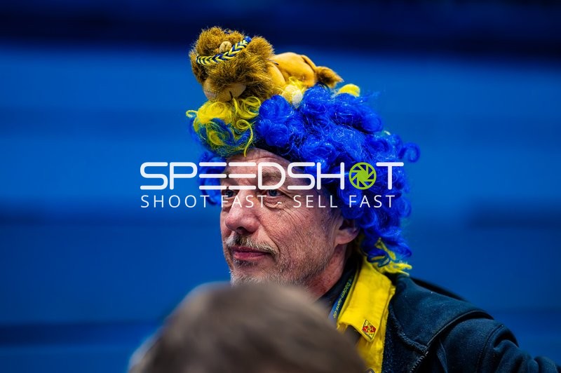 Ein Fan der Rhein-Neckar Löwen verfolgt das Spiel.