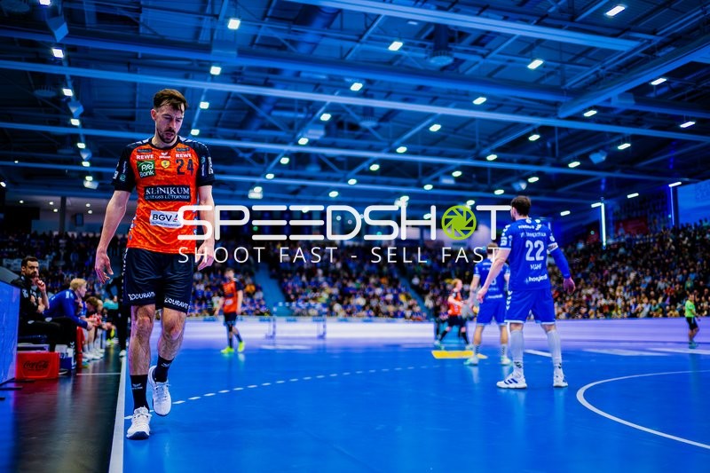 Ein Spieler von Rhein-Neckar Löwen geht zur Seitenlinie in einer Spielpause.