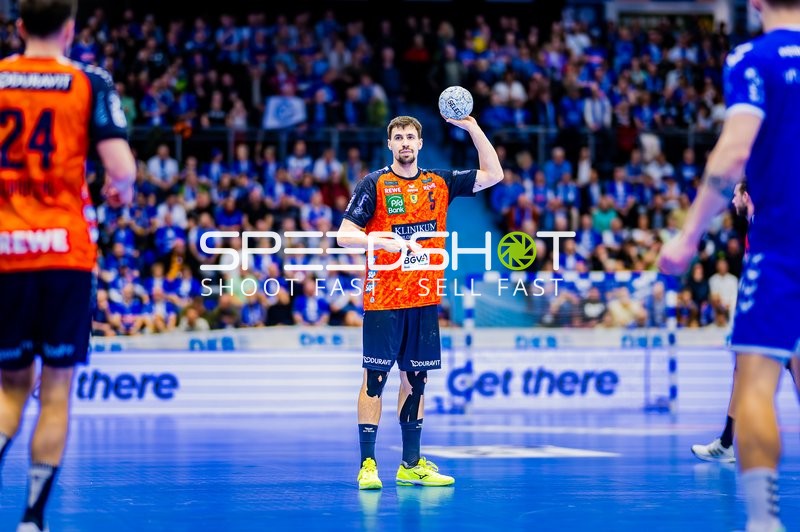 Ivan Martinović (Rhein Neckar Löwen) hat den Ball in der Hand für einen Angriff.