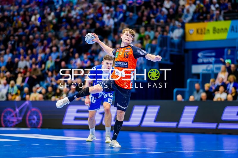 Ein Spieler der Rhein Neckar Löwen springt zum Wurf an, während ein Spieler von VfL Gummersbach verteidigt.