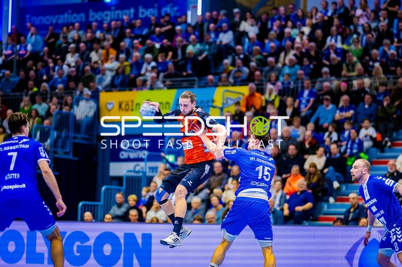 Ein Spieler der Rhein-Neckar Löwen springt zum Wurf.