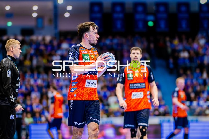 Ein Spieler der Rhein-Neckar Löwen bereitet sich darauf vor, den Ball zu passen.