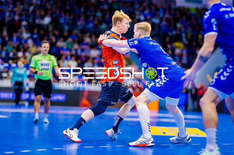 Zweikampf zwischen einem Spieler von Rhein-Neckar Löwen und einem Spieler von VfL Gummersbach.