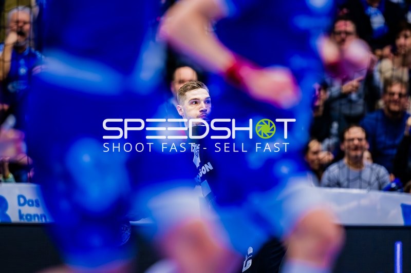 Dominik Kuzmanovic bereitet sich auf eine Abwehraktion vor.