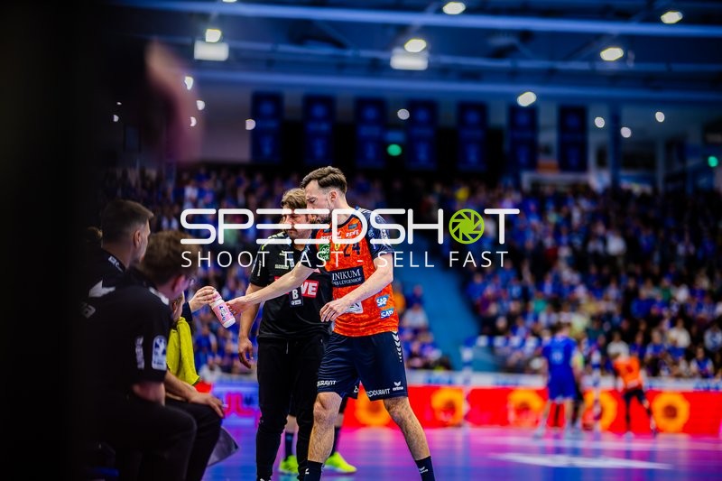 Besprechung zwischen Trainer Sebastian Hinze und Spieler Patrick Groetzki