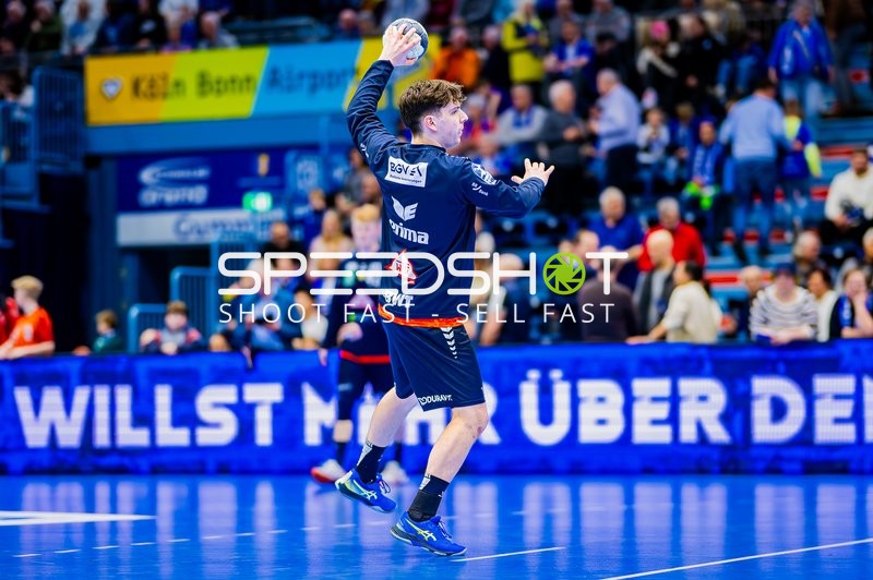 Spieler im Angriff mit dem Ball in der Hand.