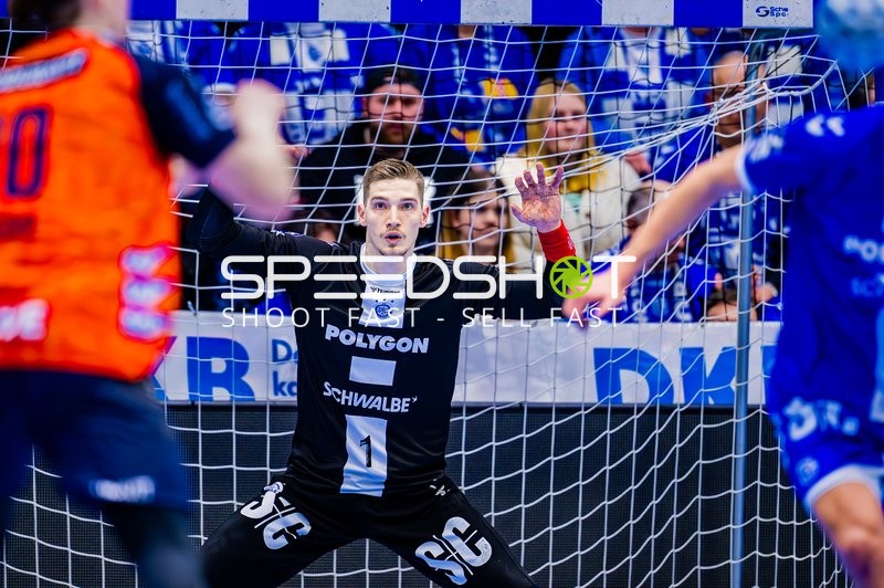 Torwart von VfL Gummersbach, Dominik Kuzmanovic, stellt sich einem Wurf der Rhein-Neckar Löwen entgegen.