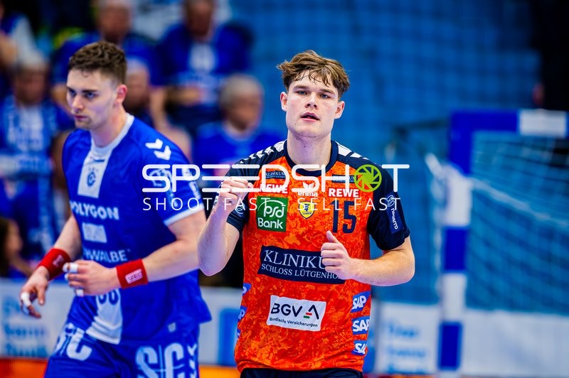 Ein Spieler von Rhein-Neckar Löwen, mit der Nummer 15, jubelt auf dem Spielfeld.