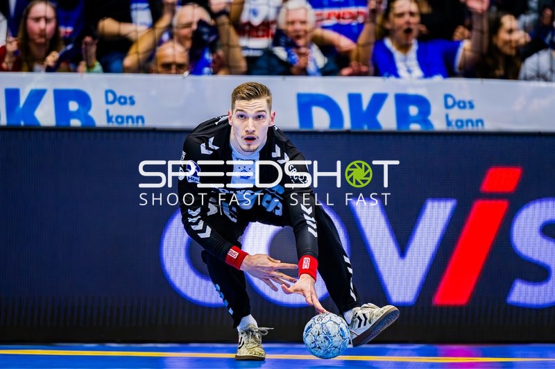 Torwart von VfL Gummersbach greift nach dem Ball.