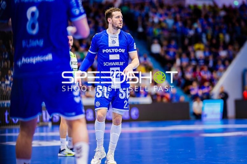 Ein Spieler von VfL Gummersbach, Kentin Mahe, steht auf dem Spielfeld und ist bereit für den nächsten Spielzug.