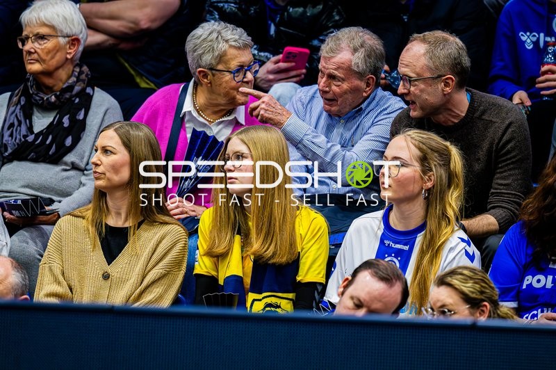 Zuschauer beobachten das Spiel