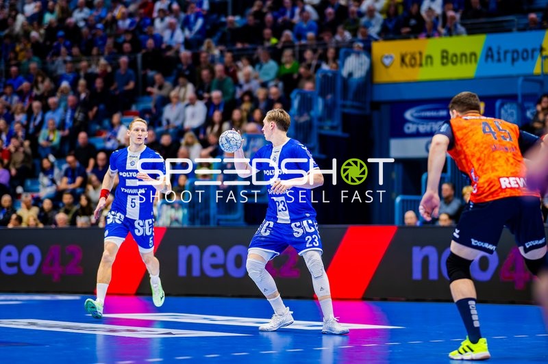 Ein Spieler von VfL Gummersbach beim Ballvortrag, während ein Spieler der Rhein-Neckar Löwen verteidigt.