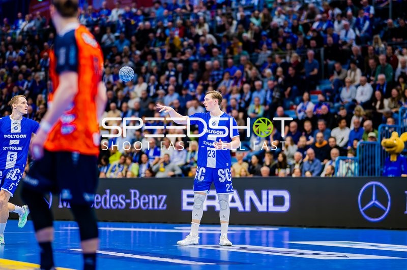 Spieler von VfL Gummersbach passt den Ball.