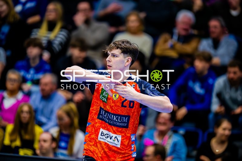 Ein Spieler von Rhein-Neckar Löwen steht auf dem Spielfeld und gestikuliert.