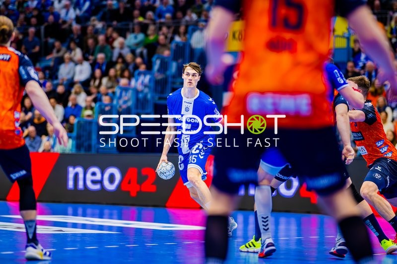 Spieler von VfL Gummersbach hält den Ball in einer Spielaktion.