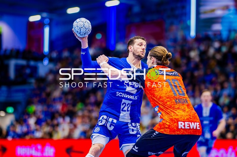 Kentin Mahe vom VfL Gummersbach versucht einen Wurf gegen Juri Knorr von den Rhein-Neckar Löwen.