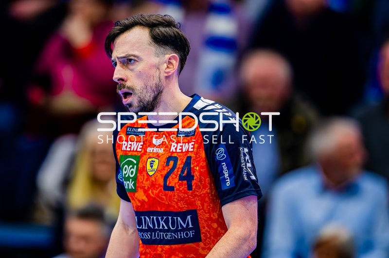 Ein Spieler der Rhein-Neckar Löwen steht auf dem Spielfeld.