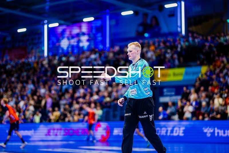 Ein Torwart von den Rhein Neckar Löwen bewegt sich auf dem Spielfeld.