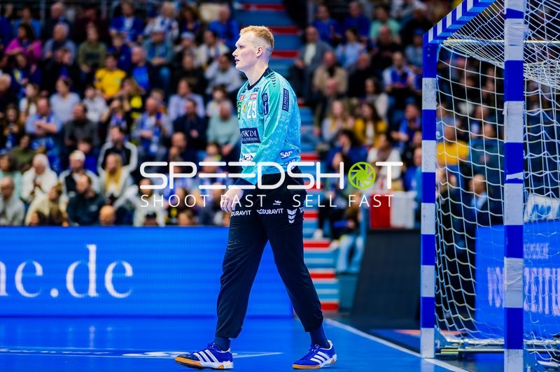 Spieler David Späth steht ruhig auf dem Spielfeld.