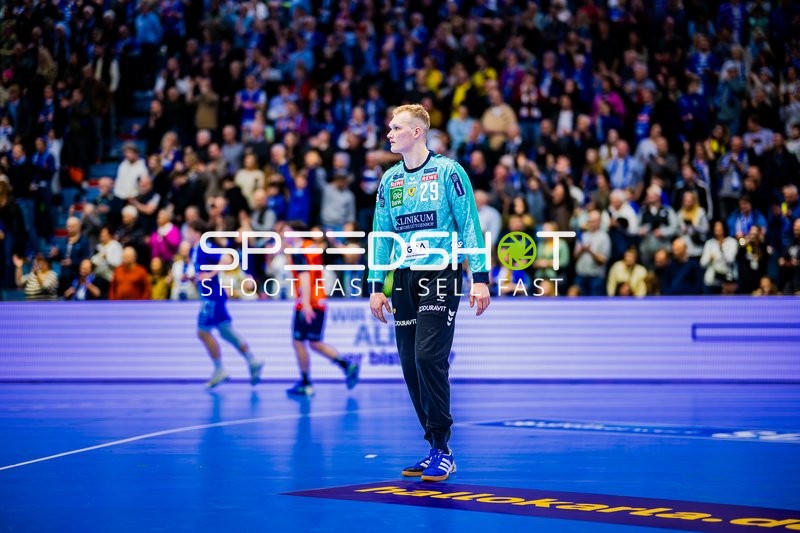 Torwart beobachtet das Spielgeschehen