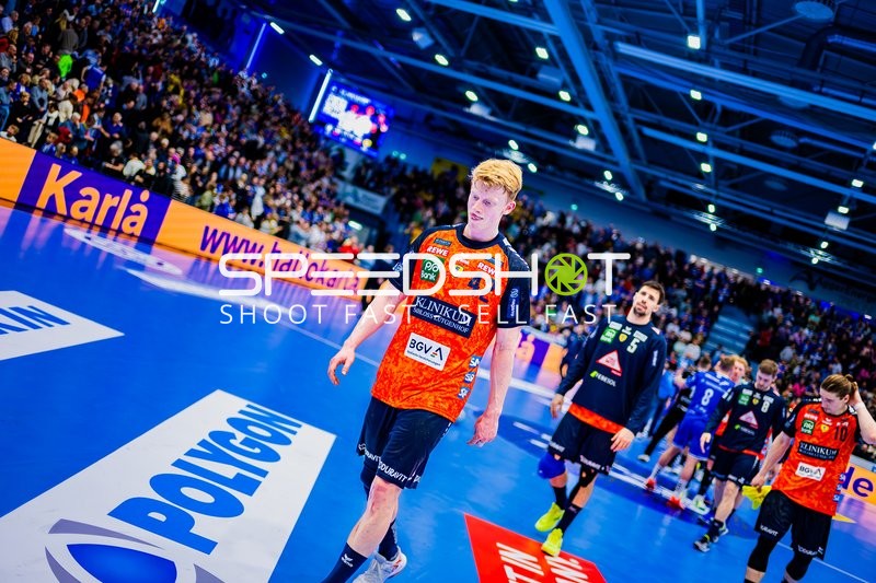 Spieler betreten das Spielfeld