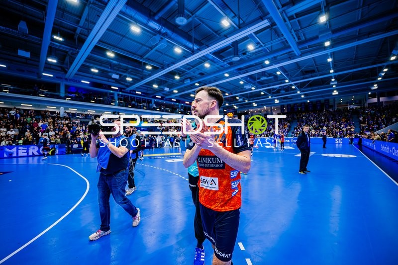 Spieler auf dem Spielfeld klatschen in die Hände.