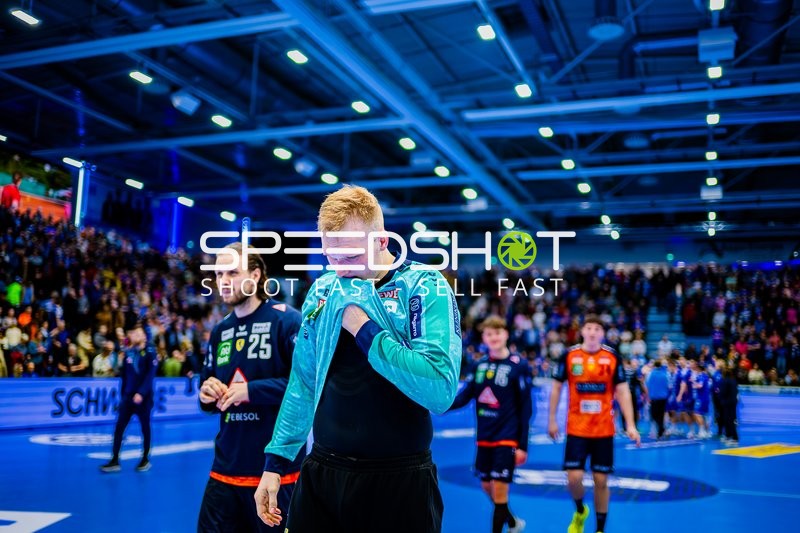 Spieler verlassen das Spielfeld nach einem Spiel.