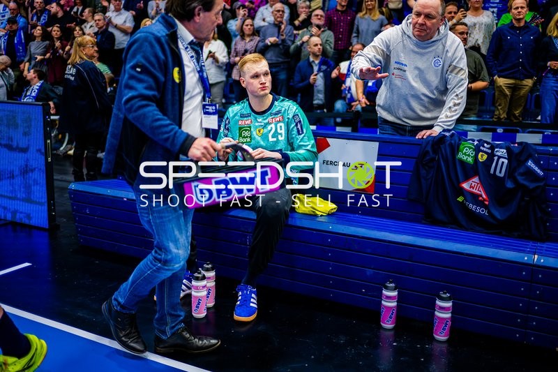 Spieler sitzt auf der Bank